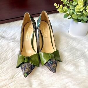 Butter Size 7.5 Made in Italy Heels Green Bow Peacock Print Pointed Toe Pumps